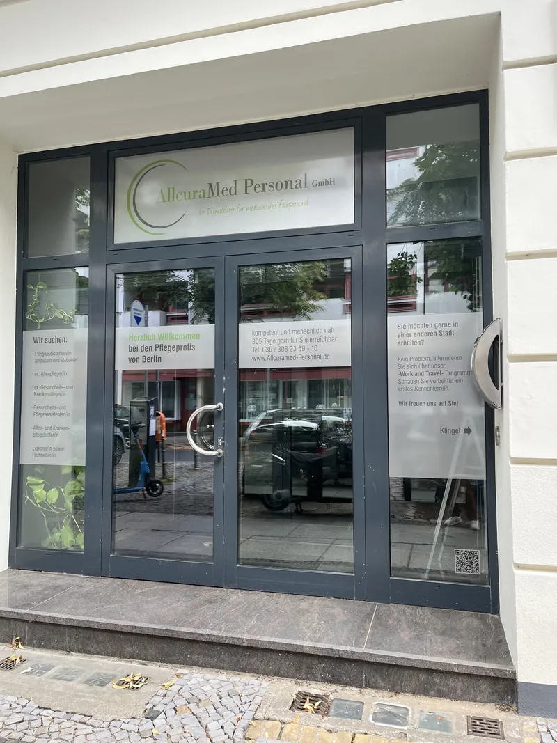Schaufenster der AllcuraMed-Geschäftsstelle Berlin